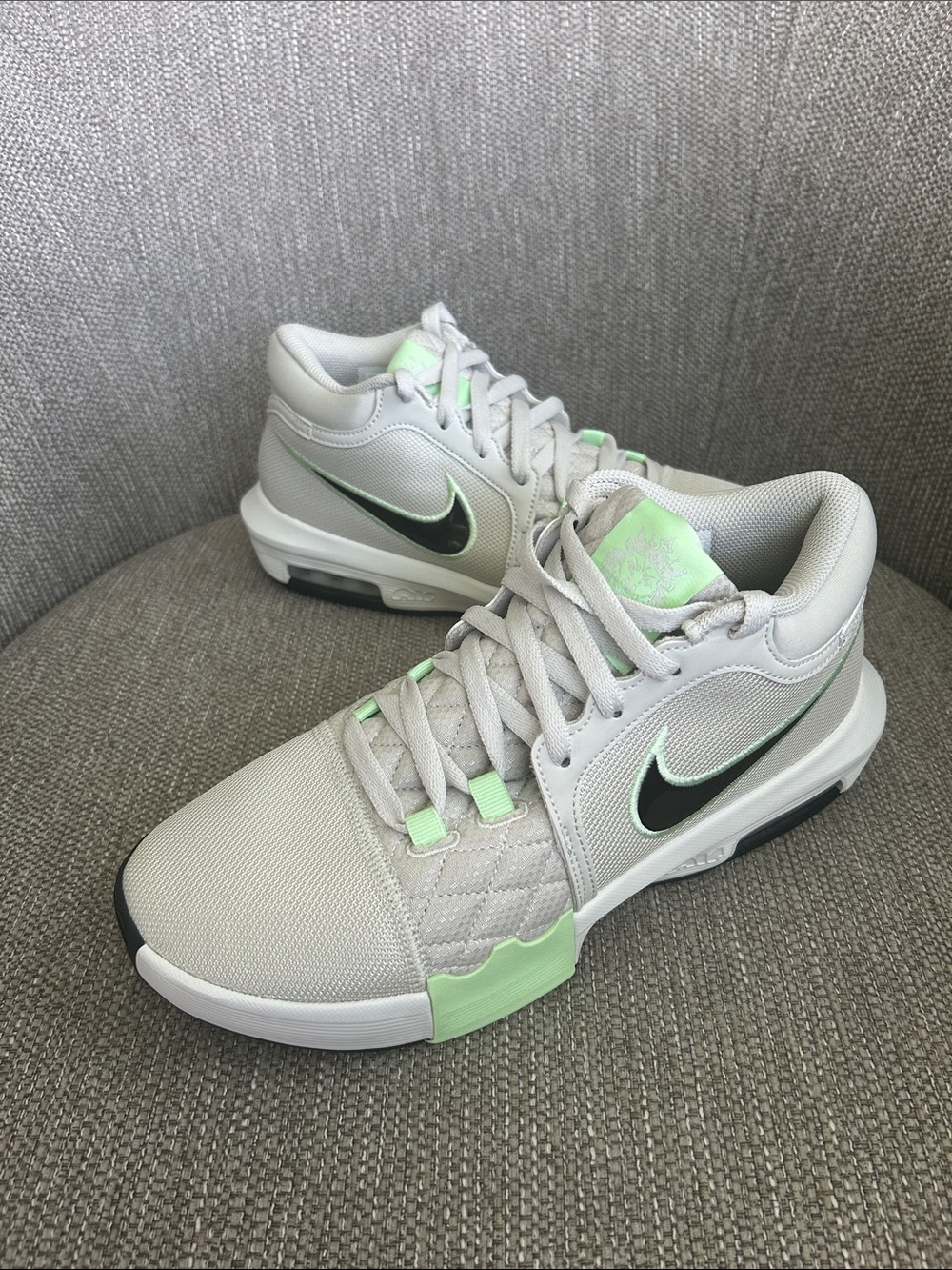 Nike LeBron Witness 8 Basketball Sneakers